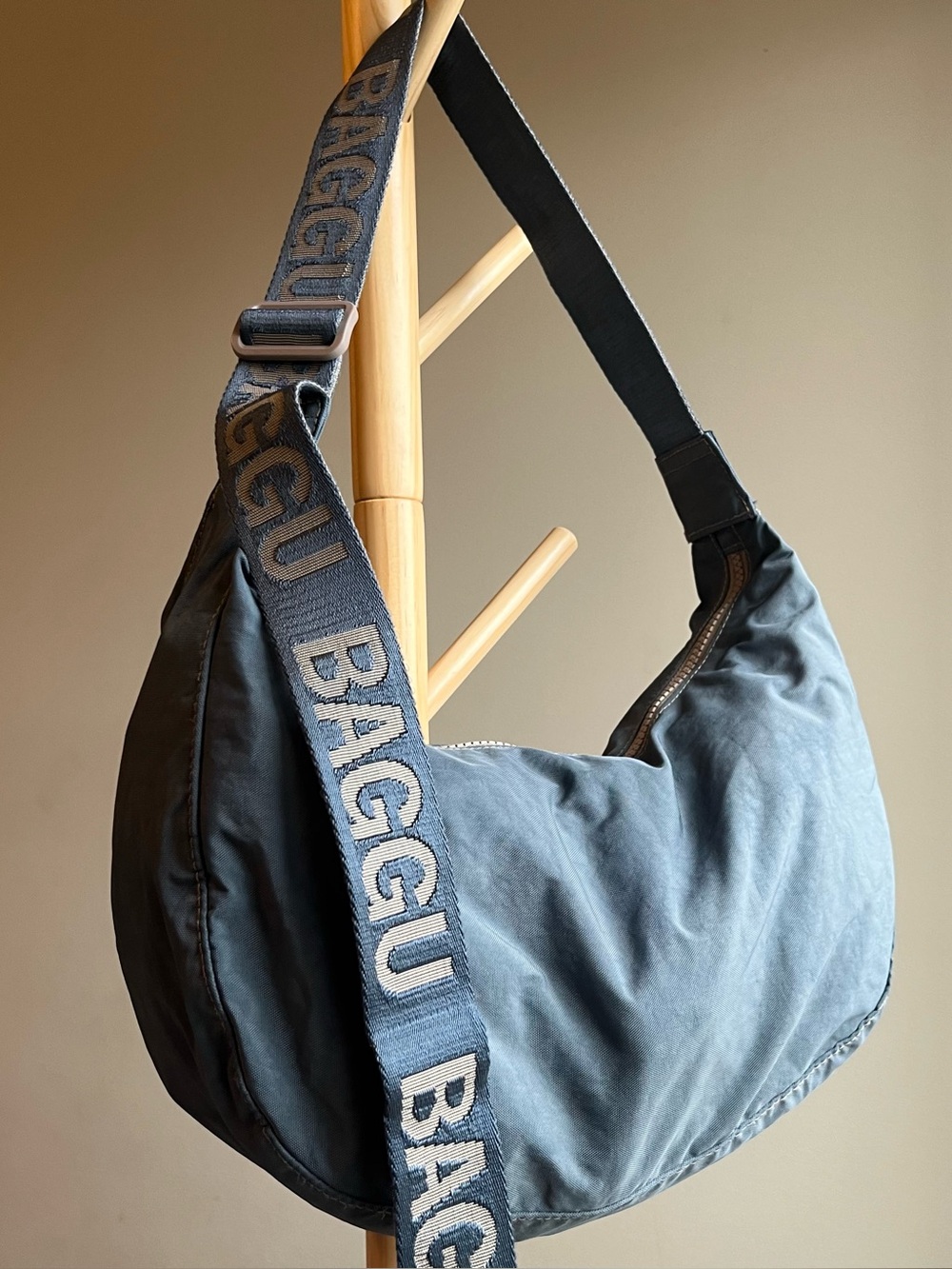 Baggu Medium Gummy Shark Crescent